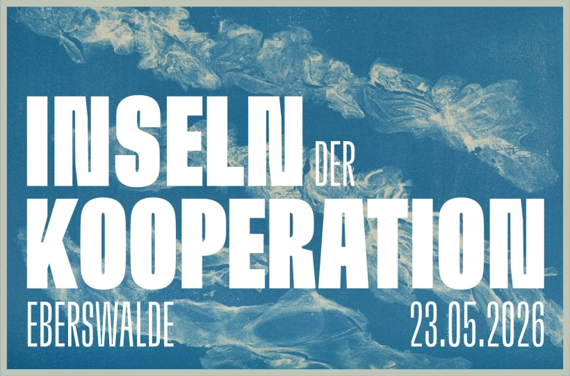 Promo-Banner für die Konferenz „Inseln der Kooperation“, in Eberswalde am 23.05.2026. Blauer Hintergrund mit diffusem Strömungsmuster, darüber Text, der das Event ankündigt.